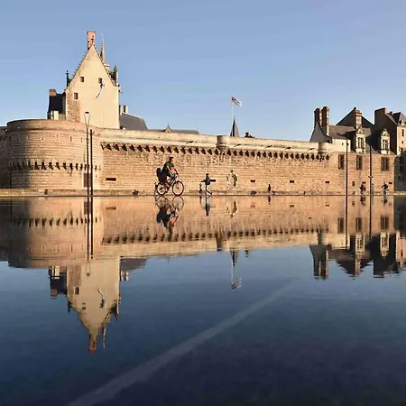 Pour Une Escapade à Nantes, Face Au Musée D’arts *